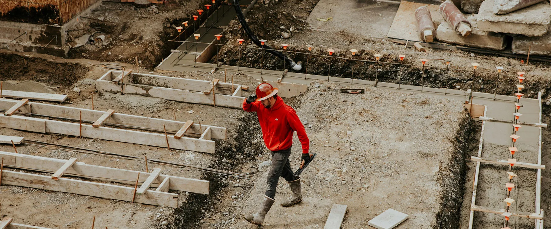 Travailleur avec un casque sur un site de construction