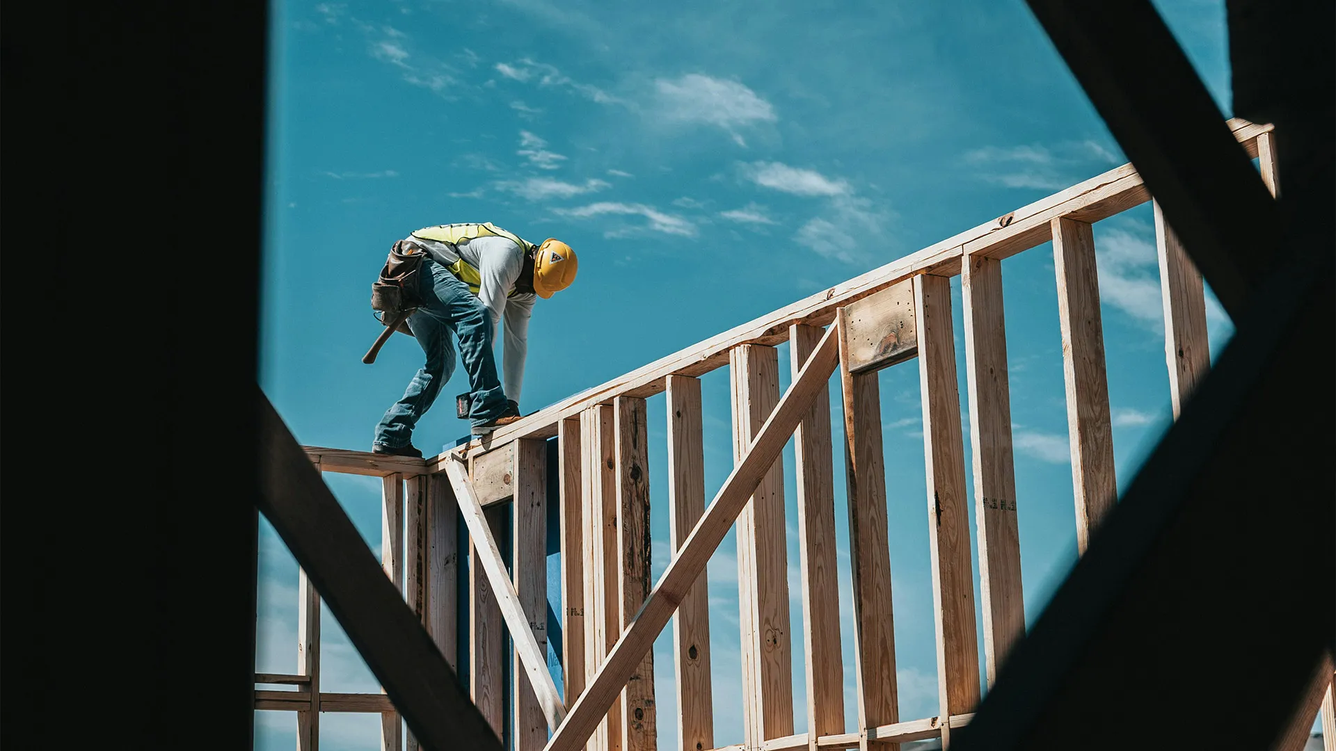 Homme avec un casque sur un chantier de construction