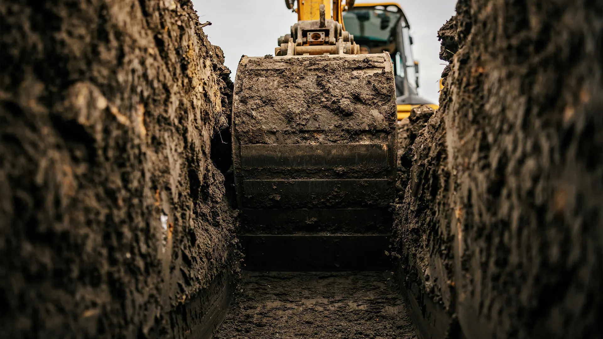 Pelle mécanique qui creuse dans le sol