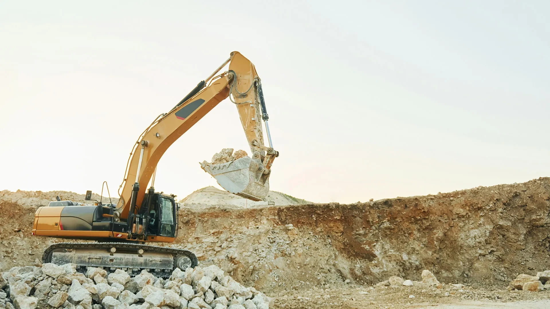 Pelle mécanique qui soulève des grosses pierres